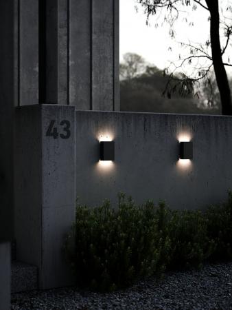 Mattschwarze LED-Außenwandleuchte mit sehr vielen veränderbaren Abstrahlvarianten up&down